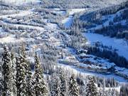 Vue sur les hébergements dans et autour de Sun Peaks Village