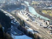 La gare se trouve à proximité immédiate du domaine skiable.