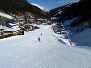 Des hébergements se trouvent directement le long de la piste de descente vers la vallée.