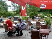 La terrasse ensoleillée dans la verdure