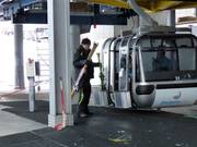 Les skis sont remis à la télécabine.