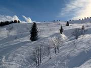 Pentes de poudreuse au télésiège six places Christomet