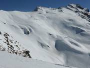 De larges pentes de poudreuse au Glogghüs