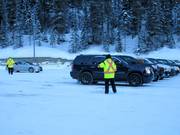 Sur le parking, vous êtes aimablement guidé vers votre place.