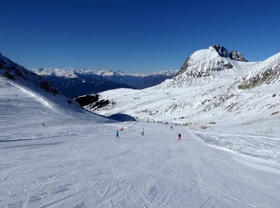 Large piste avec vue sur l'Ifinger