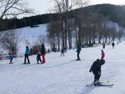 Pistes faciles dans le jardin d'enfants au téléski à corde