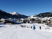 Le domaine skiable est adjacent à la localité de Tannheim.
