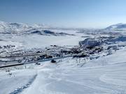 Piste vers Riksgränsen avec vue sur le lac Vassijaure