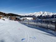 Tapis roulant couvert de l'école de ski de Sterzing à la station supérieure de la télécabine