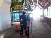 À la télécabine, les skis sont retirés.