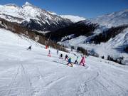 Cours de ski pour enfants dans le domaine skiable