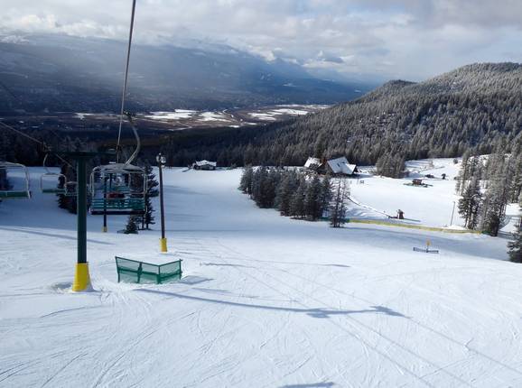 Vue sur le domaine skiable Fairmont Hot Springs