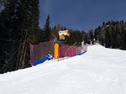 Canon à neige performant sur la piste de descente vers Pozza di Fassa