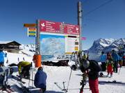 Signalisation des pistes avec plan des pistes sur le domaine skiable