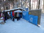 Les enfants sont aidés à monter dans la remontée mécanique.