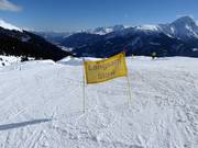 De nombreux panneaux "ralentir" dans le domaine skiable