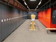 Dépôt à skis soigné à la station de la vallée