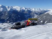 Des dameuses modernes attendent d’entrer en action.