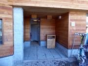 Installations sanitaires bien entretenues et poubelles