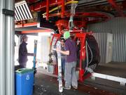 Le personnel aide à la descente de la télécabine.