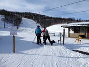 Au téléski à Tänndalen, la perche est tendue aux skieurs.