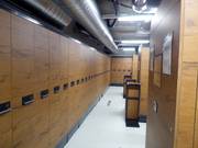 Dépôt de skis très bien entretenu au Hangurstoppen