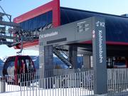 Portails à l'accès aux remontées mécaniques avec des informations importantes à consulter en passant