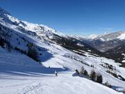 Vue sur les pistes aux télécabines