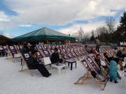 Des chaises longues invitent à la détente.