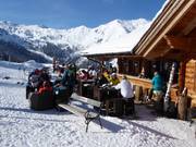 Après-ski convivial dans le refuge Oxenalm