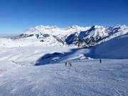 Vue depuis le col du Jochpass sur le Trübsee enneigé
