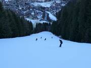 Piste noire de descente dans la vallée depuis l’Ahorn