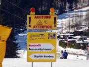 Des panneaux d'information sont installés aux points clés.