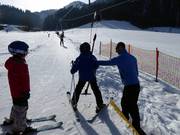 Personnel attentif au téléski pour débutants à Söll