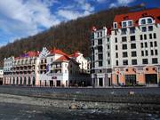 Le Tulipp Inn (à gauche) a été le premier hôtel à ouvrir à Rosa Khutor.