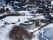Vue sur les hébergements du village de Hirafu