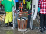 Des poubelles se trouvent à la plupart des accès aux remontées mécaniques.