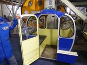 Le personnel sympathique vous aide à monter dans la télécabine.