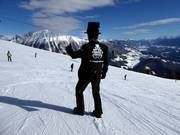 Il Cavaliere - le charmant accompagnateur de piste dans le domaine skiable