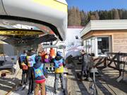 Le personnel est toujours présent aux télésièges.