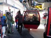 À la télécabine du Hahnenkamm, une assistance est proposée lors de l’embarquement.