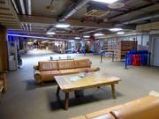 Siège à l'entrée du hall de ski