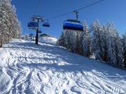 Neige poudreuse sur la ligne du télésiège