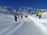 Espace enfants à la station supérieure du Gletscherexpress avec tapis roulant