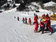 Cours de ski sur la pente d'entraînement Schwazerwiese