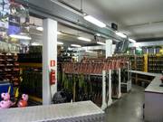 Location de skis dans le hall de ski