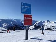 Signalisation avec niveaux de difficulté en couleur (bleu = facile, rouge = moyen, noir = difficile)