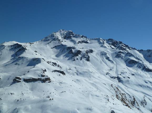 Vue sur Bellecôte, à 3417 m d'altitude, et sur les pistes du glacier