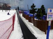 L’un des tapis roulants dans le hall de ski Ski Dubai