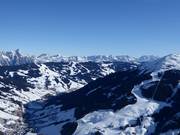 Vue depuis le Zwölferkogel sur les pistes de ski de Hinterglemm et Saalbach